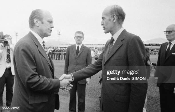 Le président américain Gerald Ford serre la main de Valéry Giscard d'Estaing à Fort-de-France en décembre 1974, Martinique.