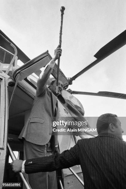 Anouar el-Sadate à sa descente d'hélicoptère lors de sa visite dans le village de Serpium, près d'Ismaïlia le 2 décembre 1977, Egypte.