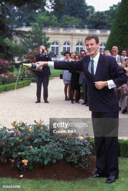 Le prince Joachim de Danemark lors du baptême de la rose 'Flora Danica' au parc de Bagatelle en juin 1995 à Paris, France.