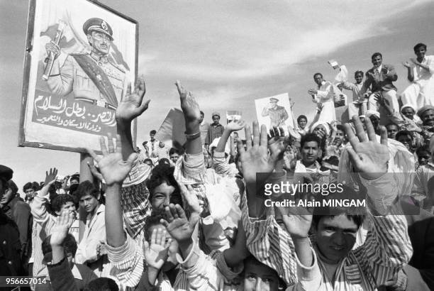 Anouar el-Sadate plébiscité par le peuple égyptien lors de sa visite dans le village de Serpium, près d'Ismaïlia le 2 décembre 1977, Egypte.
