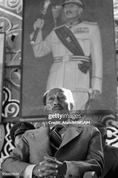 Anouar el-Sadate lors de sa visite dans le village de Serpium, près d'Ismaïlia le 2 décembre 1977, Egypte.