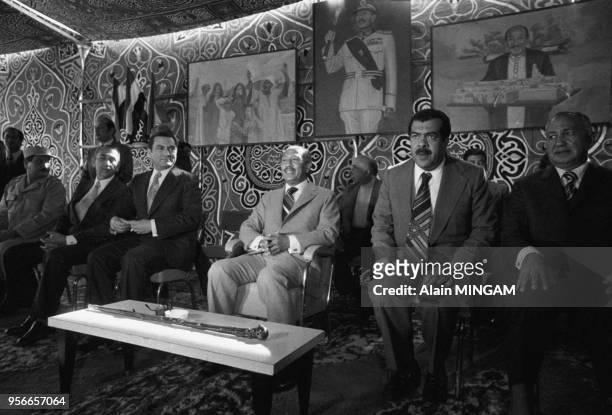 Anouar el-Sadate lors d'une cérémonie pendant sa visite dans le village de Serpium, près d'Ismaïlia;à gauche le vice-président égyptien Hosni...
