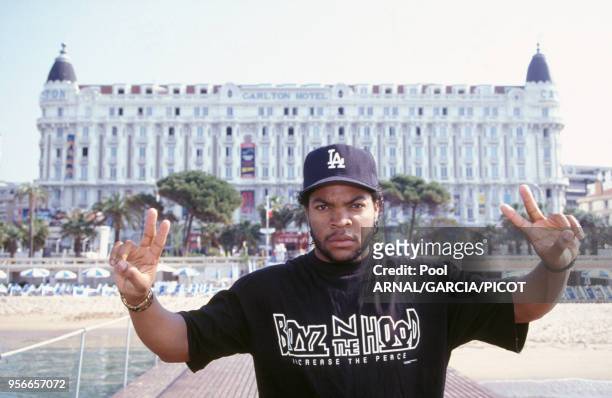 Ice Cube, rappeur et acteur, devant l'Hôtel Carlton en mai 1991 à Cannes, France.