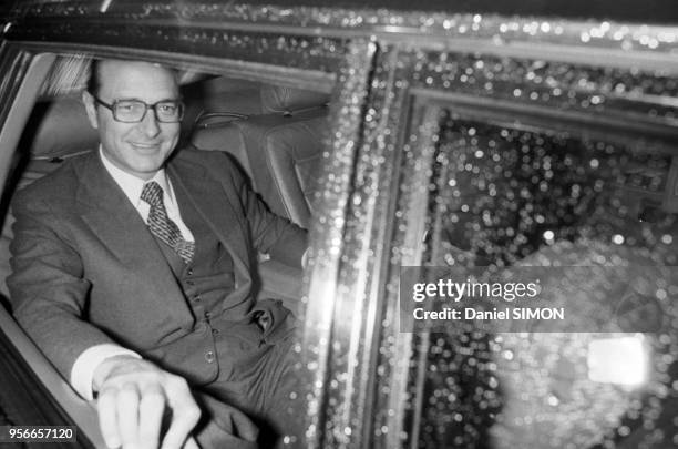 Jacques Chirac, à l'arrière de sa voiture conduite par son chauffeur, arrive à l'Elysée pour rencontrer le président de la République le 7 décembre...