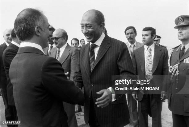 Anouar el-Sadate accueille le roi Hussein de Jordanie le 8 décembre 1977, au Caire, Egypte.