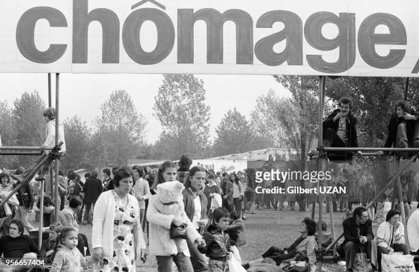 Le mot Chômage sur une banderole à la Fête de l'Humanité le 12 septembre 1976 à La Courneuve, France.