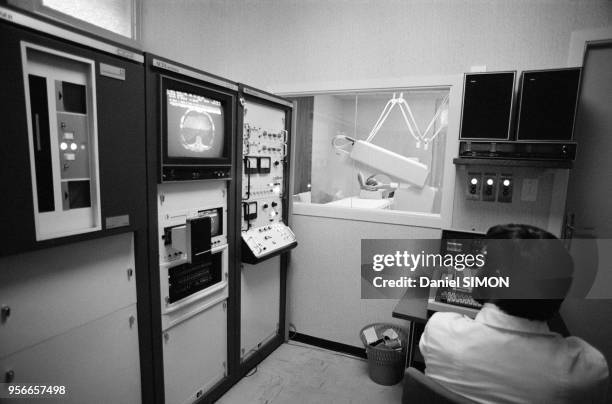 Un médecin observe sur un écran l'examen d'un rein à l'aide d'un scanner à l'hôpital de Montpellier en septembre 1976, France.