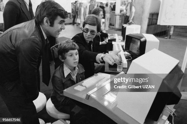 Démonstration d'un ordinateur au SICOB - Salon des industries et du commerce de bureau - en septembre 1976 à Paris, France.