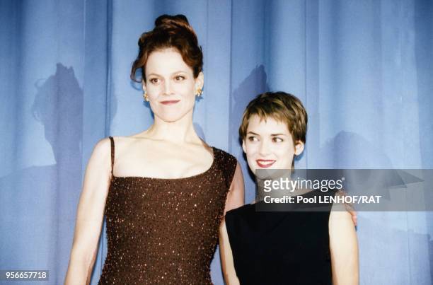 Les actrices américaines Sigourney Weaver et Winona Ryder lors de l'avant-première du film Alien IV, le 6 novembre 1997, Paris, France.