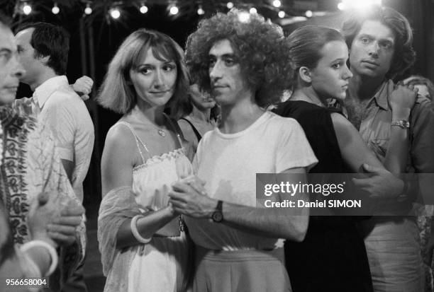 Marie-Anne Chazel et Luis Rego sur le tournage du film 'Les Bronzés' réalisé par patrice Leconte en mars 1978 à Abidjan, Côte d'Ivoire.