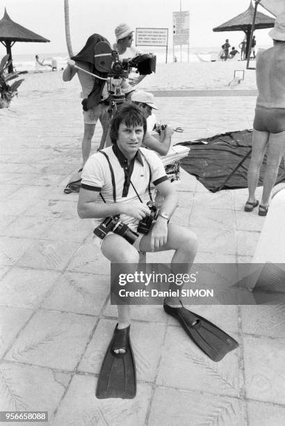 Le photographe Daniel Simon sur le tournage du film 'Les Bronzés' réalisé par patrice Leconte en mars 1978 à Abidjan, Côte d'Ivoire.