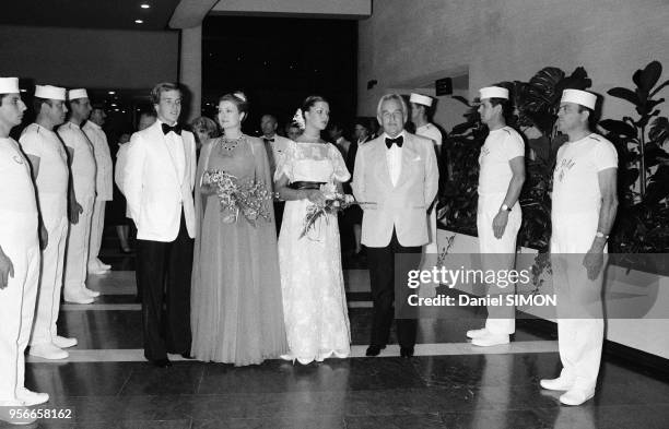 Le Prince Albert de Monaco, la Princesse Grace de Monaco, Caroline de Monaco et le Prince Rainier lors du Gala de la Croix Rouge le 6 aout 1976 à...