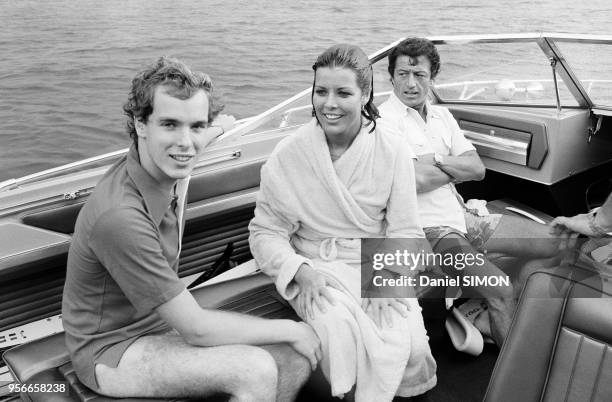 Caroline de Monaco, Albert de Monaco et Philippe Junot sur le hors-bord de la princesse le 10 aout 1976 à Villefranche/Mer, France.