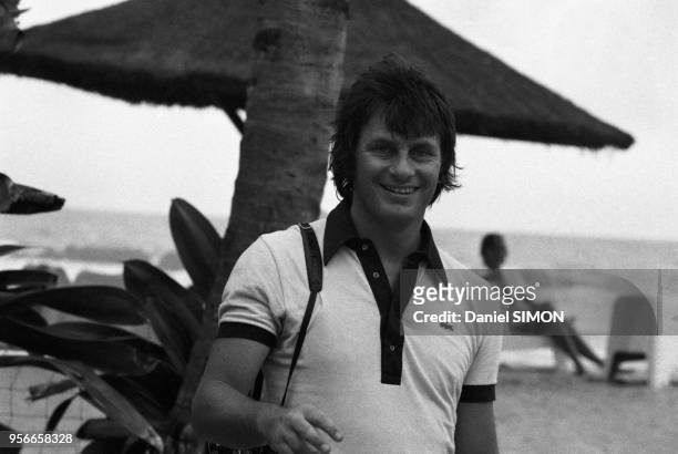 Le photographe Daniel Simon sur le tournage du film 'Les Bronzés' réalisé par patrice Leconte en mars 1978 à Abidjan, Côte d'Ivoire.