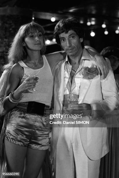 Marie-Anne Chazel et Michel Creton sur le tournage du film 'Les Bronzés' réalisé par patrice Leconte en mars 1978 à Abidjan, Côte d'Ivoire.