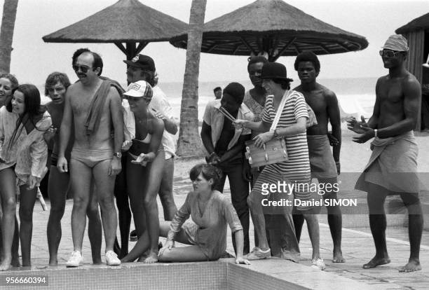 Gérard Jugnot et Luis Rego sur le tournage du film 'Les Bronzés' réalisé par patrice Leconte en mars 1978 à Abidjan, Côte d'Ivoire.