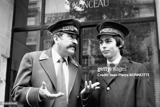 Jean Sas, humoriste et animateur de radio, déguisé en portier de l'Hôtel Royal Monceau à Paris en novembre 1977, France.