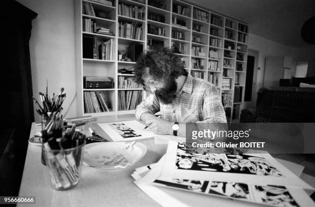 Auteur de bandes dessinées Didier Comès chez lui entrain de travailler en avril 1983 en Belgique.