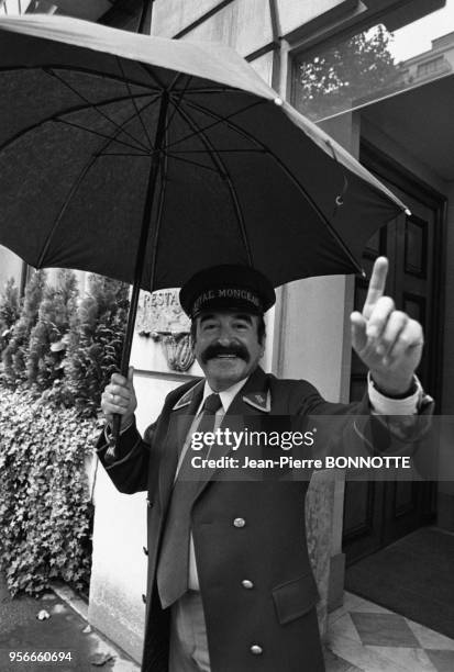 Jean Sas, humoriste et animateur de radio, déguisé en portier de l'Hôtel Royal Monceau à Paris en novembre 1977, France.