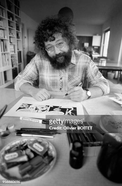 Auteur de bandes dessinées Didier Comès chez lui entrain de travailler en avril 1983 en Belgique.
