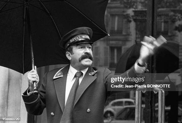 Jean Sas, humoriste et animateur de radio, déguisé en portier de l'Hôtel Royal Monceau à Paris en novembre 1977, France.