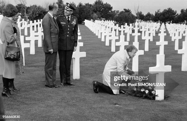 Après son élection, Jimmy Carter vient rencontrer en France le Président Valéry Giscard d'Estaing, et se recueille sur la tombe de l'un des milliers...