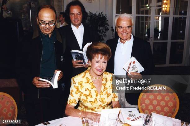 André Halimi, président du festival, Gonzague Saint Bris et Jack Valenti entourent Mary Higgins Clark qui a reçu le Prix du festival, 7 septembre...