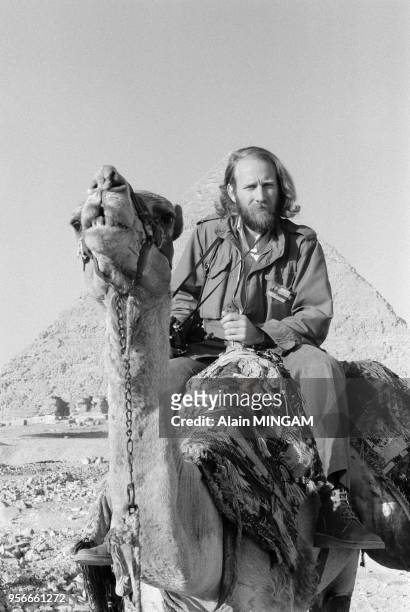 Le photographe brésilien Sebastião Salgado sur le plateau de Gizeh en décembre 1977, Egypte.