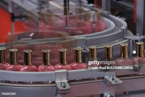 Flacons de vernis à ongles à l'usine Soprogem de fabrication des produits L'Oréal en mai 1999, France.