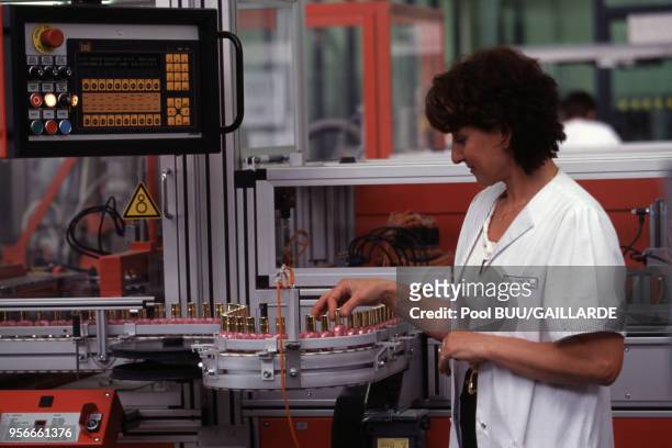Chaîne de production de vernis à ongles à l'usine Soprogem de fabrication des produits L'Oréal en mai 1999, France.