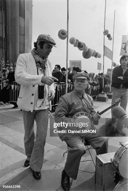 Jean Yanne sur le tournage du film 'Les Chinois à Paris' à Paris en septembre 1973, France.