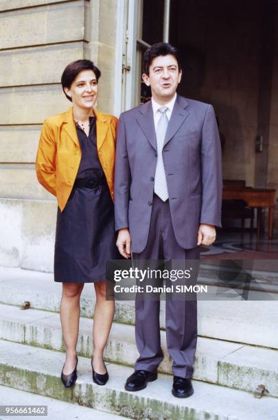 Jean-Luc Mélenchon et Pascale Le Néouannic arrivent à l'Hôtel Matignon pour un dîner officiel le 7 juin 2000 à Paris, France.