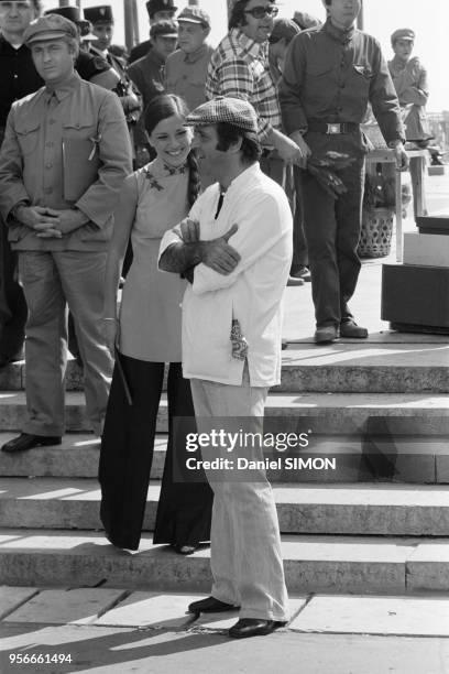 Nicole Calfan et Jean Yanne sur le tournage du film 'Les Chinois à Paris' à Paris en septembre 1973, France.