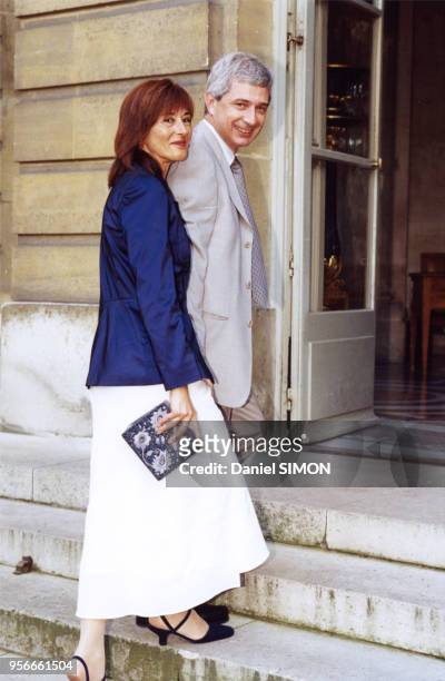 Claude Bartolone et son épouse Véronique arrivent à l'Hôtel Matignon pour un dîner officiel le 7 juin 2000 à Paris, France.
