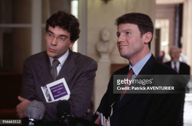 Arnaud Montebourg et Vincent Peillon le 6 avril 2000 à l'Assemblée nationale à Paris, France.