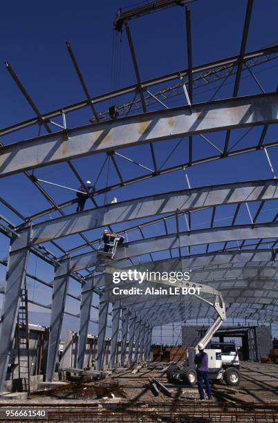 Charpente métallique sur un chantier de construction d'un bâtiment en mai 1999 à Nantes, France.