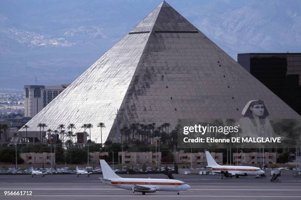 Aéroport de Las Vegas-McCarran et la pyramide de l'hôtel Louxor en avril 2012 à Las Vegas aux États-Unis.