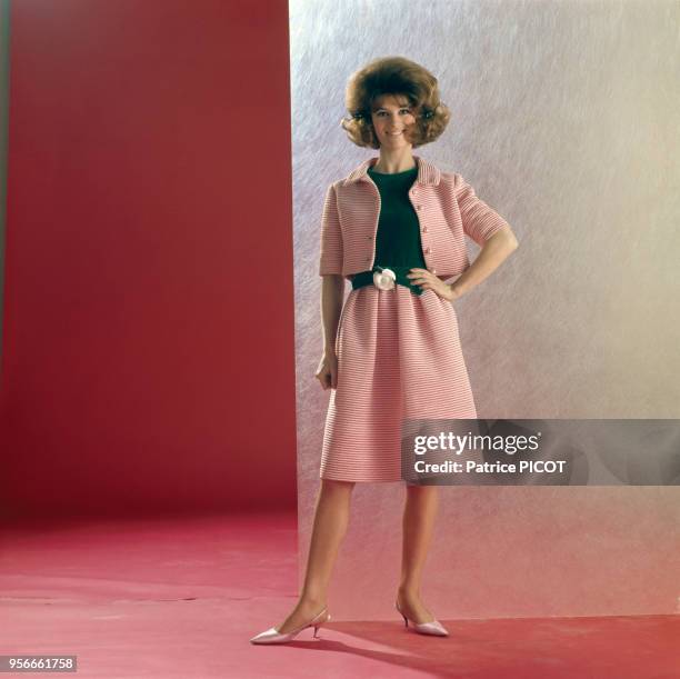 Portrait de la chanteuse française Sheila à Paris en 1965, France.