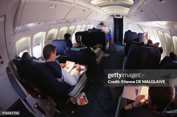 Voyageurs de business class dans un B-747-400 de la compagnie Cathay Pacific en mai 2000.