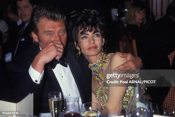 Johnny Hallyday et sa compagne Adeline Blondieau lors des Victoires de la Musique à Paris en janvier 1991, France.