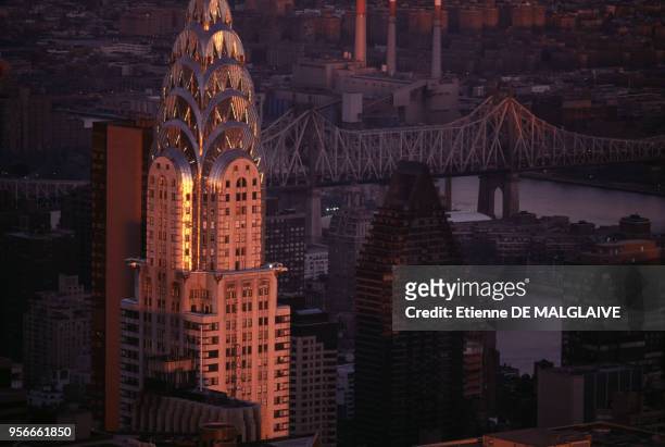 Vue aérienne du Chrysler Building et du pont Ed Koch Queensboro en août 2002 à New-York aux États-Unis.
