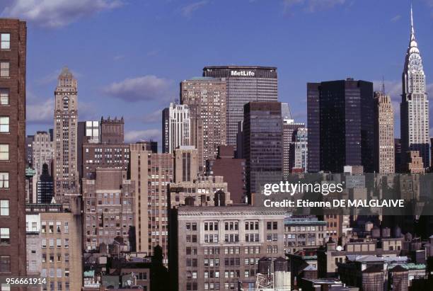 Vue aérienne des gratte-ciels de Manhattan en août 2002 à New-York aux États-Unis.