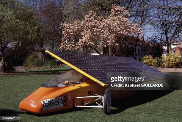 Helios, modèle de voiture de compétition fonctionnant à l'énergie solaire, en avril 1997, France.