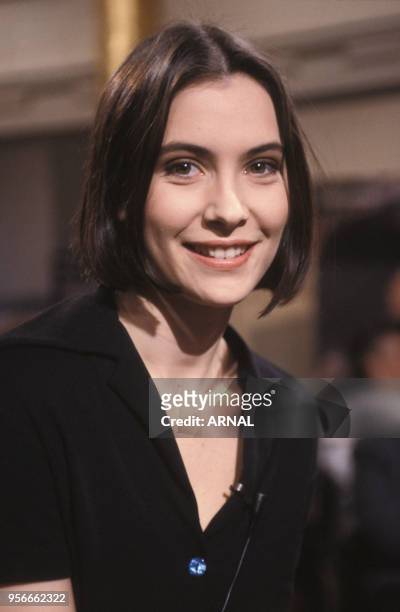 Géraldine Pailhas sur le plateau de l'émission 'Bouillon de culture' en décembre 1991 à Paris, France.