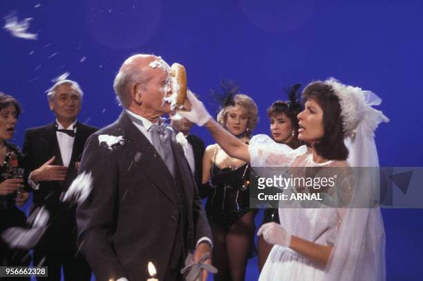 Eddie Barclay se fait entartré par Claire Nadeau sur le plateau de l'émission Cocoricocoboy le 2 décembre 1986 à Paris, France.