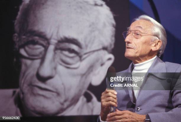 Yves Montand et Jacques-Yves Cousteau sur le plateau de l'émission 'Enfance et Partage' à Paris en janvier 1988, France.