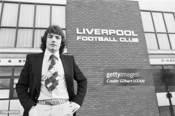 Kevin Keegan,l'attaquant vedette de l'équipe de football de Liverpool, pose devant le stade avant le 1/4 de finale contre l'équipe de St-Etienne len...