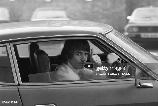 Kevin Keegan,l'attaquant vedette de l'équipe de football de Liverpool, en voiture avant le 1/4 de finale contre l'équipe de St-Etienne len janvier...