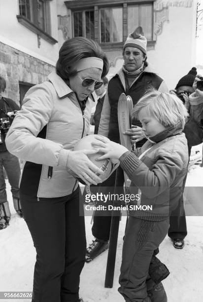 La Reine Juliana de Hollande aux sports d'hiver à Lech le 9 janvier 1977, Autriche.