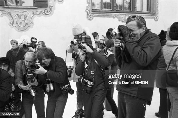 Journalistes photographiant la famille Royale de Hollande aux sports d'hiver à Lech le 9 janvier 1977, Autriche.